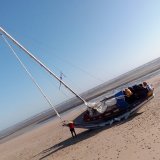 Pendant la nuit, le vent et les vagues ont fait céder l’ancre, le voilier n’est plus qu’à une vingtaine de mètres du rivage.